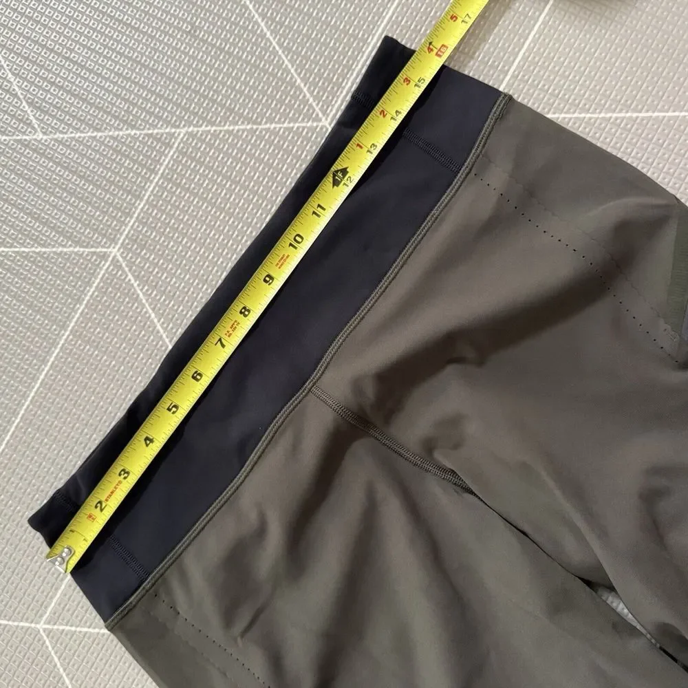 Lululemon Smooth Stride‎ Crop Size 10 Olive/Black